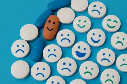 Medicamentos en pastillas con caritas felices y tristes