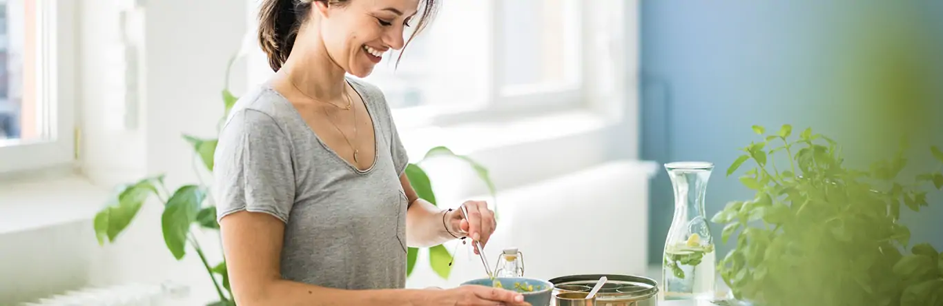 Mujer preparando comida saludable