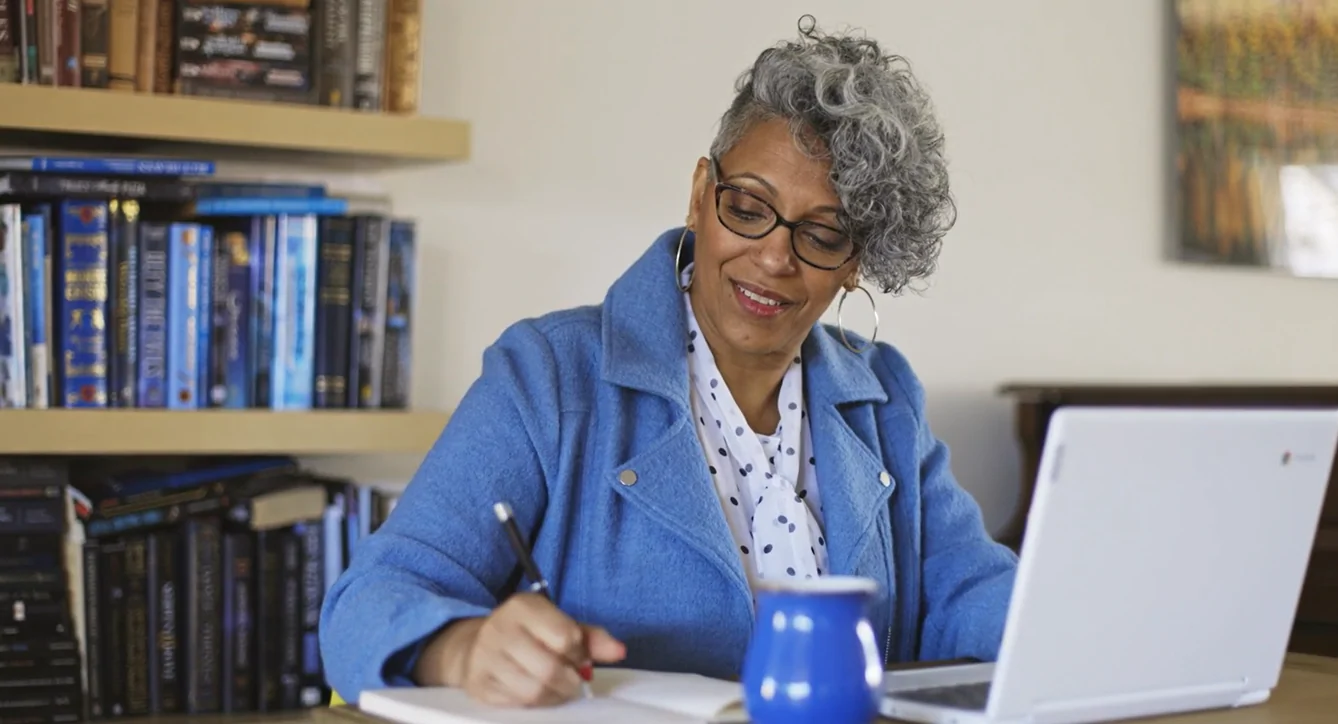 Persona haciendo teletrabajo