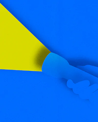 Linterna color azul con su luz prendida, portada del video La historia de lo importante
